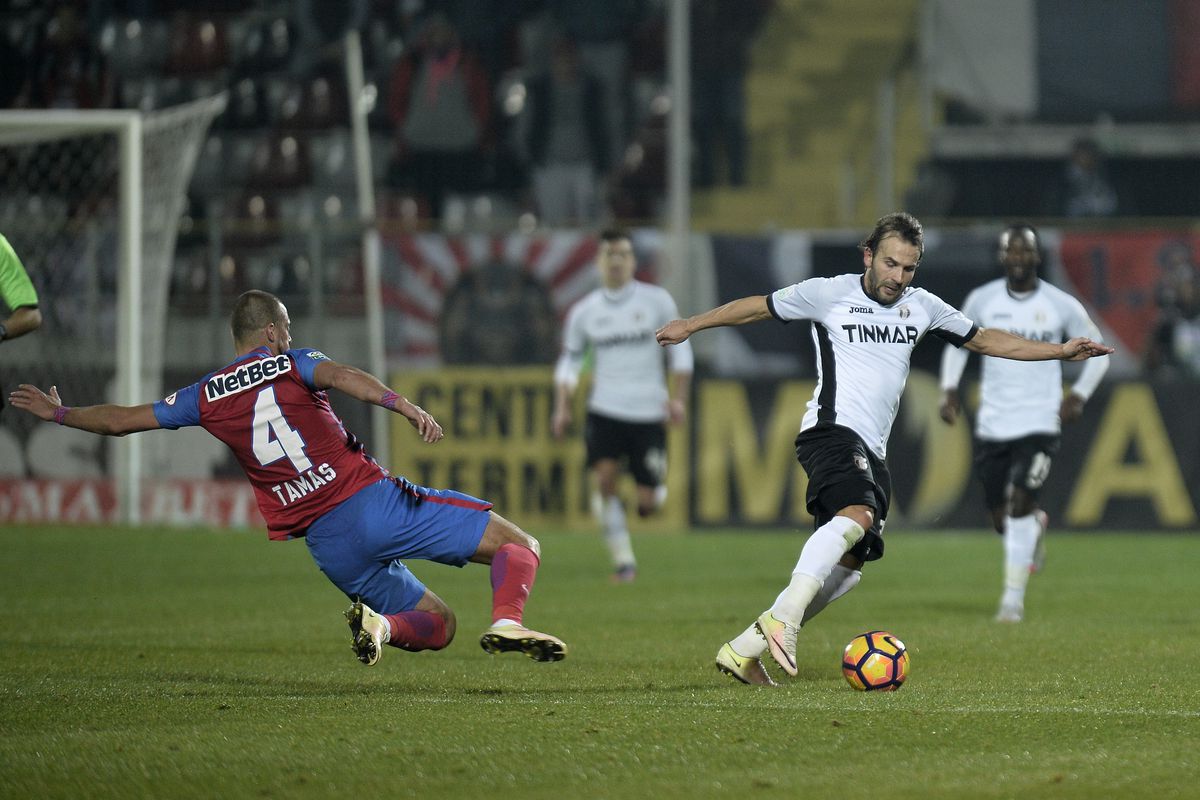 Ce s-a întâmplat la ultima victorie a lui Șumudică în fața rivalei FCSB » Vedetele care erau pe teren + cine a fost arbitru