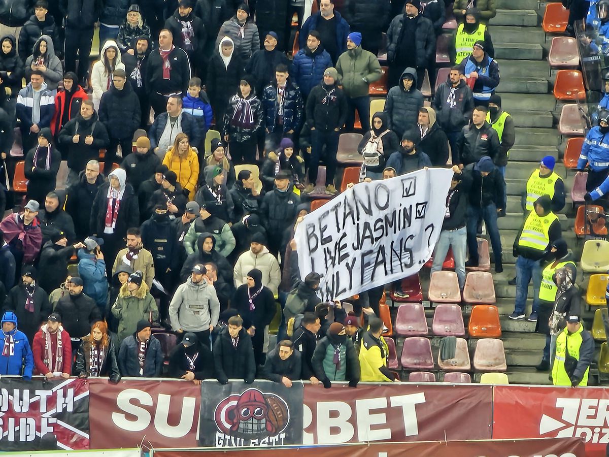 Rapid - FCSB, toate mesajele afișate » Ironii și jigniri pe Arena Națională, banner cu greșeală gramaticală în peluză