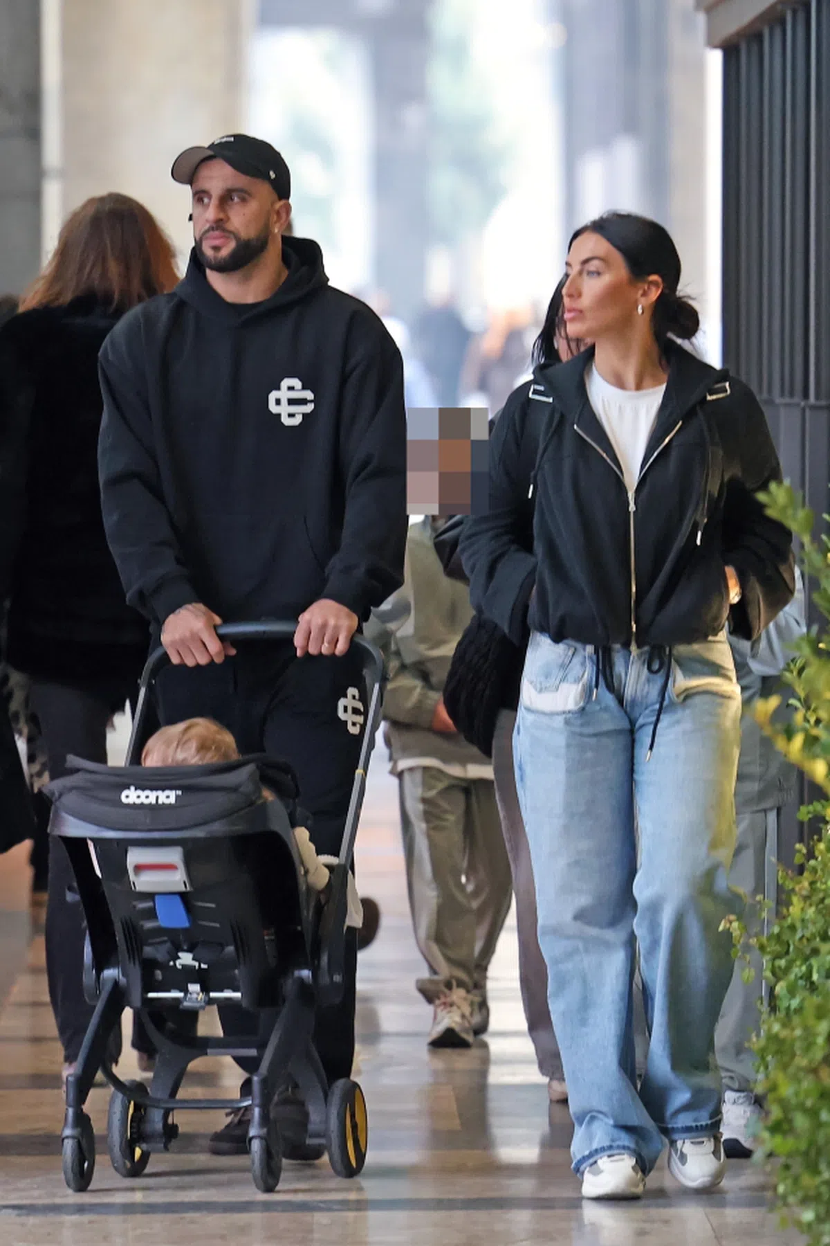 Starul lui AC Milan s-a abținut o singură zi! » A fost surprins cu două femei la 24 de ore după ce soția a plecat din țară