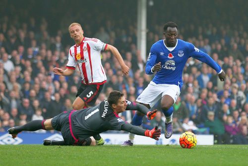 Costel Pantilimon, în duel cu Romelu Lukaku în Premier League // foto: Guliver/gettyimages