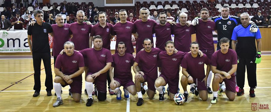 Ștefan Nanu (al treilea din dreapta, jos) în echipa de old-boys a Rapidului. Foto: facebook A cucerit titlul cu Rapid și prevede o seară magică în derby-ul cu FCSB: „Mi-a amintit de Lucescu! Primele trei!” + Ce job-surpriză are după ce a renunțat la antrenorat