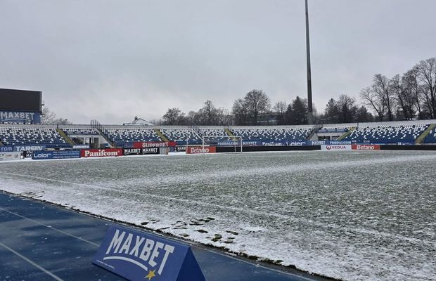 Gazonul din Superliga era acoperit de zăpadă cu 6 ore înainte de meci: cum arată acum
