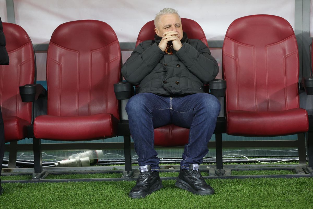 Ținuta aleasă de Șumudică pentru Rapid - FCSB » A schimbat geaca, dar a atras atenția prin alte două detalii