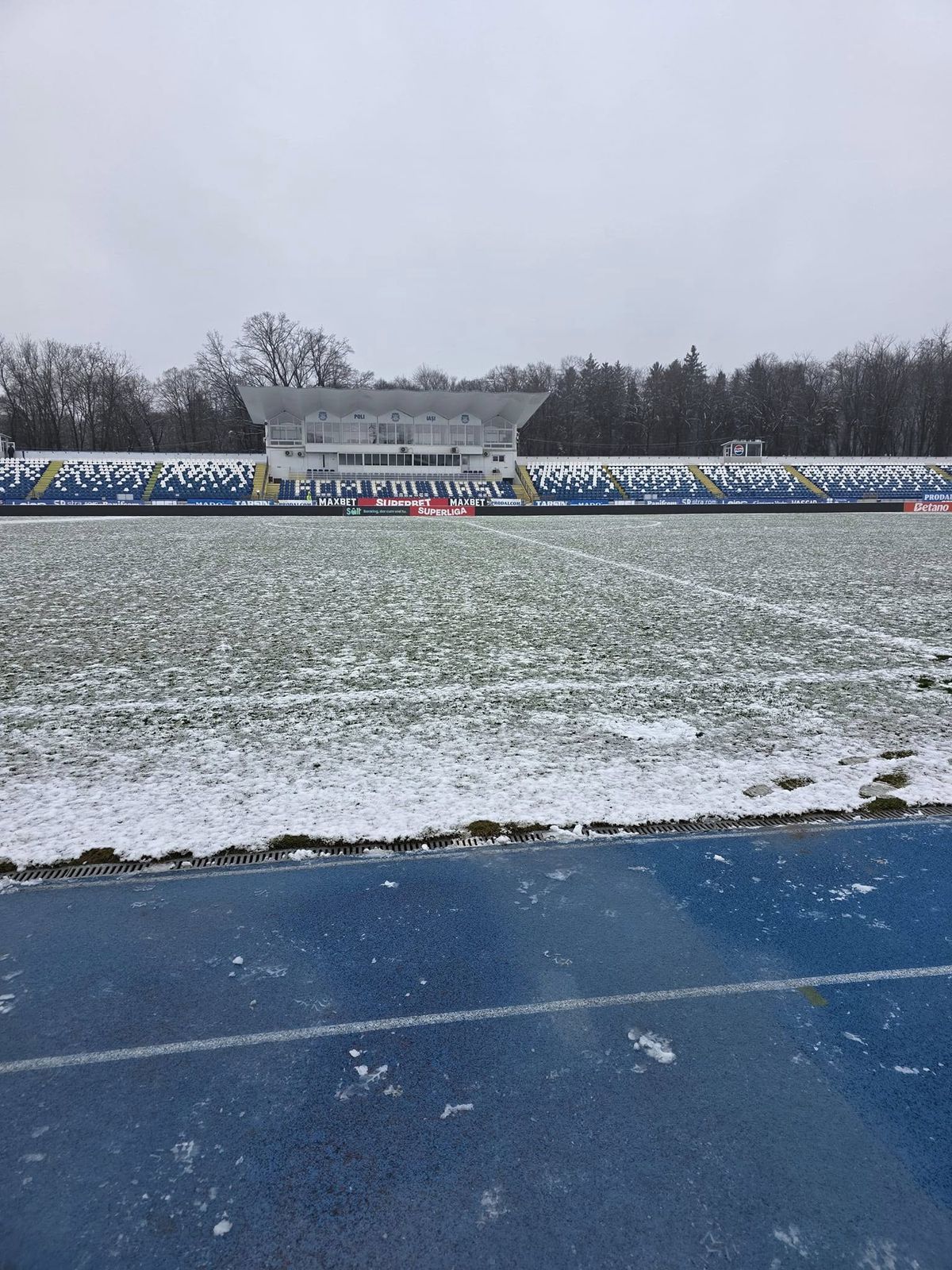 Gazonul din Superliga era acoperit de zăpadă cu 6 ore înainte de meci: cum arată acum