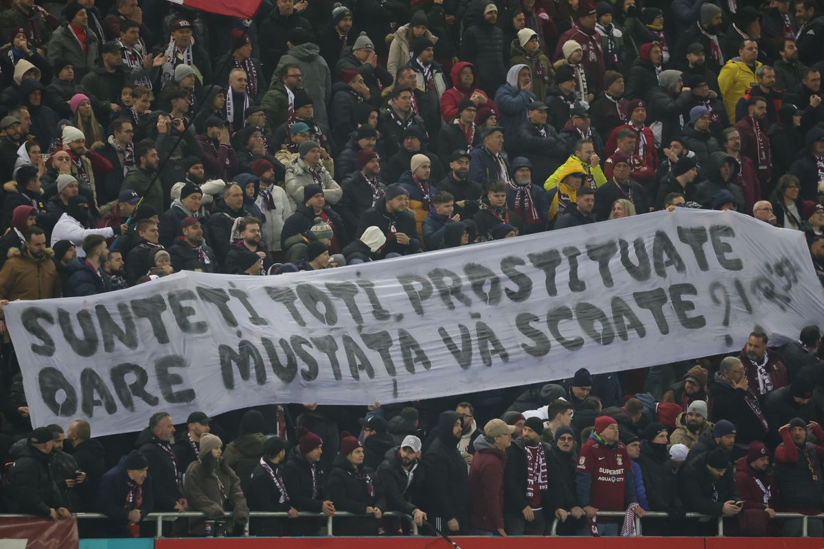 Rapid - FCSB, toate mesajele afișate » Ironii și jigniri pe Arena Națională, banner cu greșeală gramaticală în peluză