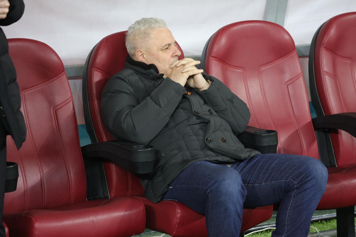 Ținuta aleasă de Șumudică pentru Rapid - FCSB » A schimbat geaca, dar a atras atenția prin alte două detalii