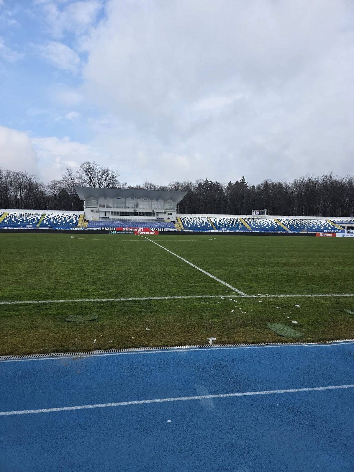 Gazonul din Superliga era acoperit de zăpadă cu 6 ore înainte de meci: cum arată acum