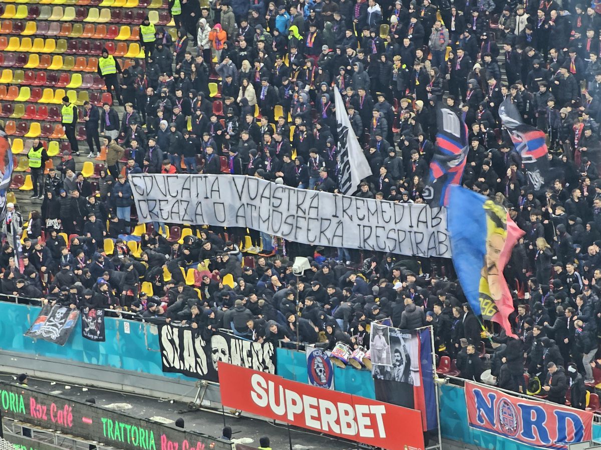 Rapid - FCSB, toate mesajele afișate » Ironii și jigniri pe Arena Națională, banner cu greșeală gramaticală în peluză