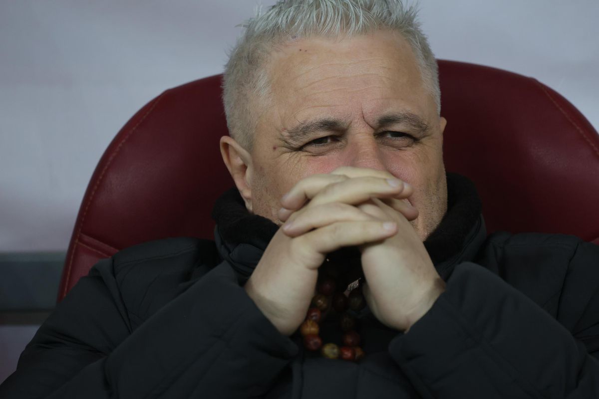 Ținuta aleasă de Șumudică pentru Rapid - FCSB » A schimbat geaca, dar a atras atenția prin alte două detalii