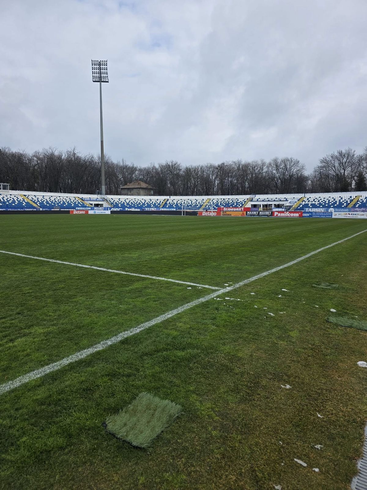 Gazonul din Superliga era acoperit de zăpadă cu 6 ore înainte de meci: cum arată acum