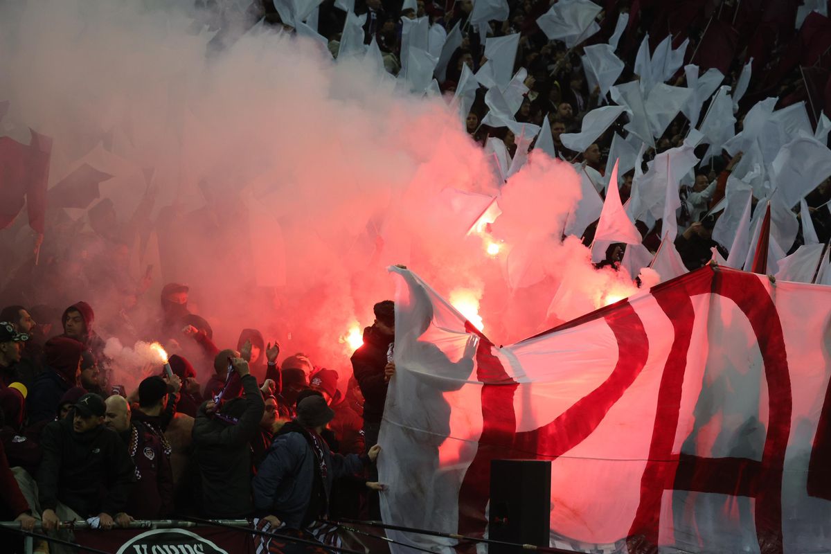Atmosferă de derby și scene regretabile la Rapid - FCSB: ce s-a întâmplat în timpul momentului de reculegere dedicat lui Luca Manolache