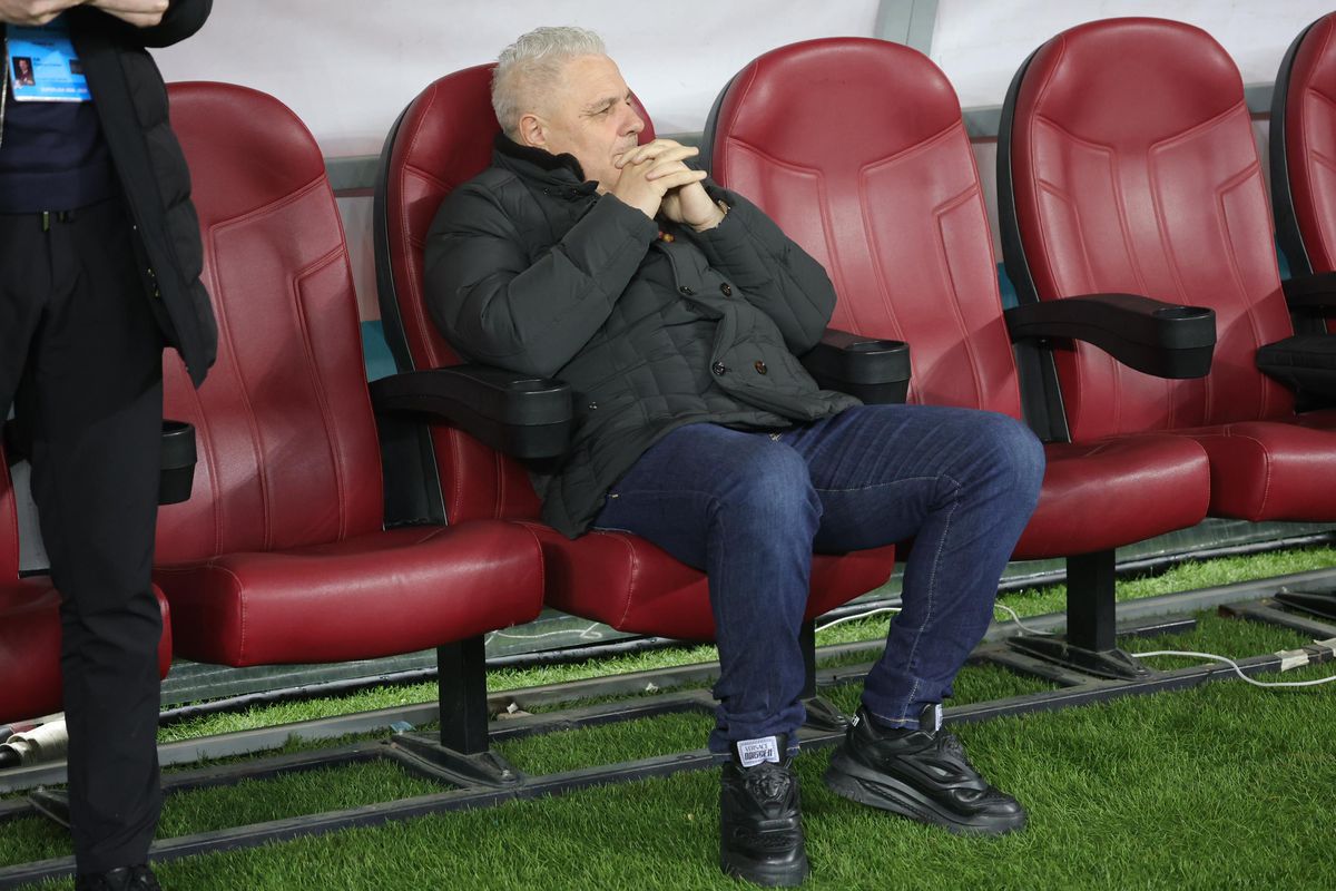 Ținuta aleasă de Șumudică pentru Rapid - FCSB » A schimbat geaca, dar a atras atenția prin alte două detalii