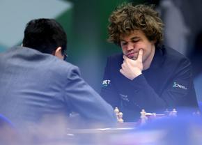 Magnus Carlsen a scos la licitație blugii care i-au adus probleme la Campionatul Mondial: „Nu credeam niciodată că voi scrie asta”