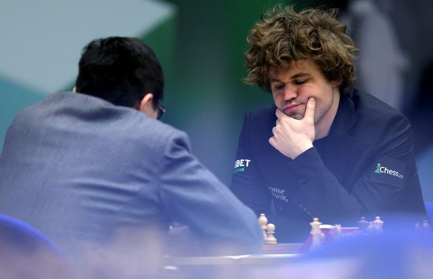 Magnus Carlsen a scos la licitație blugii care i-au adus probleme la Campionatul Mondial: „Nu credeam niciodată că voi scrie asta”