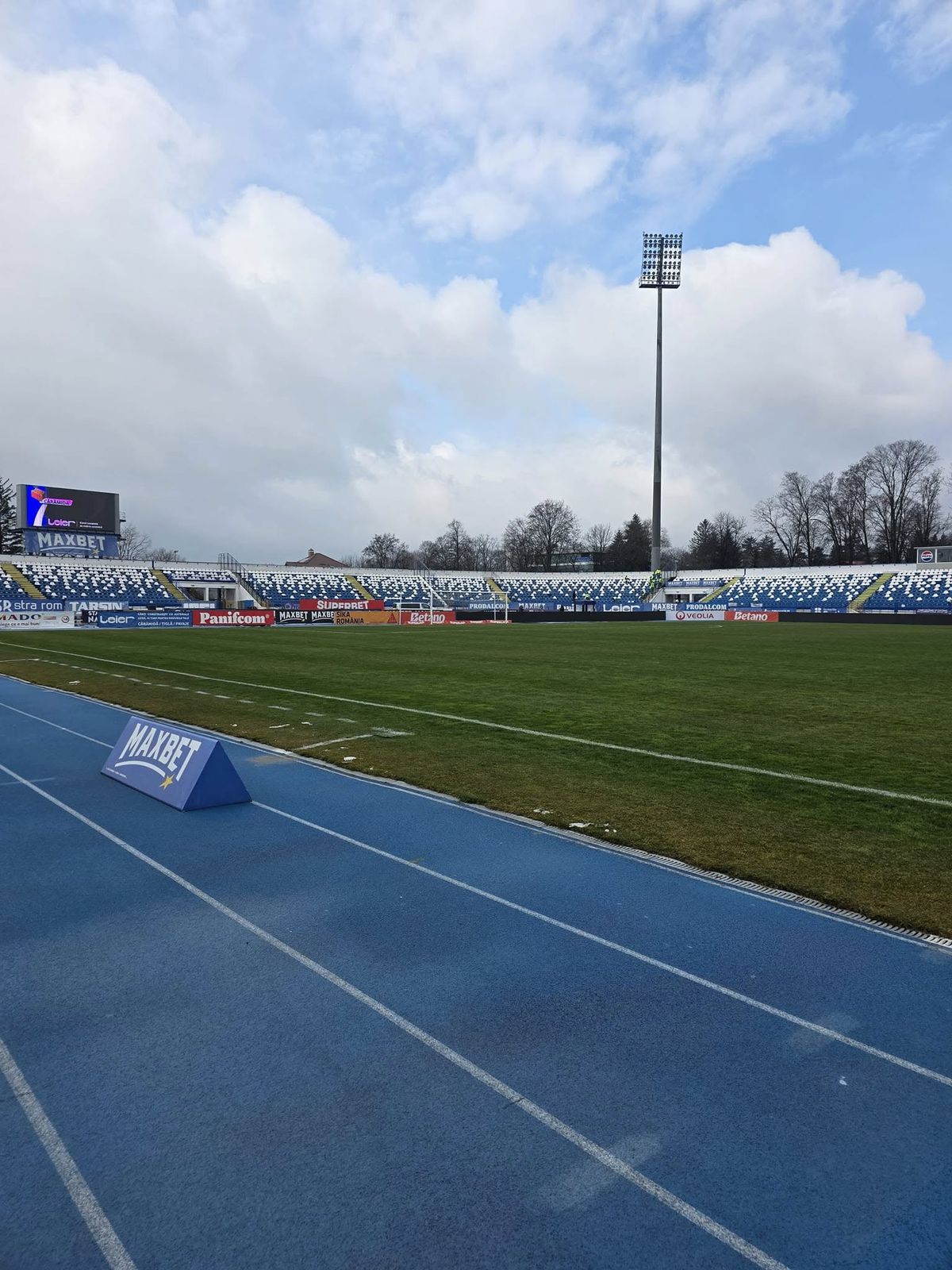 Gazonul din Superliga era acoperit de zăpadă cu 6 ore înainte de meci: cum arată acum