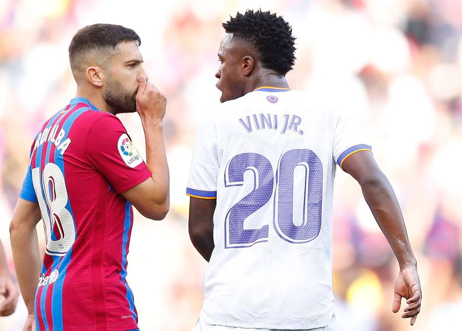 Jordi Alba pune mâna la gură în timp ce vorbește cu același Vinicius, foto: Guliver/gettyimages Opriți totul! Infantino a propus enormitatea anului