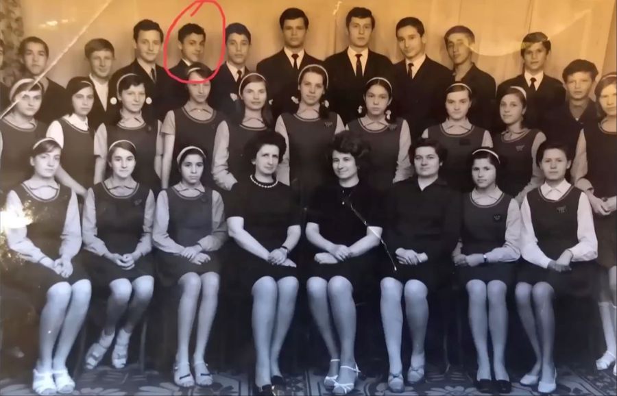 Sorin Cârțu (marcat în ultimul rând) în clasa a 8-a, cu doi ani înainte de a fi abordat de ofițerii de Securitate cu propuneri de colaborare. Foto: captură OrangeSport/SportCast cu Sile Dansul pe sârmă al lui Sorin Cârțu cu Securitatea: „Recrutat colaborator în clasa a X-a, abandonat, propus pentru reactivare” » Ce nume conspirativ avea și reacția: „N-am scris niciun cuvințel”