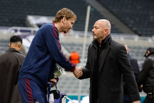 Alan Shearer dă mâna cu Nick Woltemade, dar nu-l menajează deloc în comentariile sale / Foto: Imago