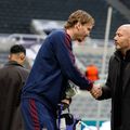 Alan Shearer dă mâna cu Nick Woltemade, dar nu-l menajează deloc în comentariile sale / Foto: Imago