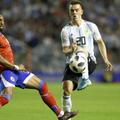 Mikael Cantave, în stânga, în duel cu argentinianul Giovani Lo Celso / Sursă foto: Guliver/Getty Images