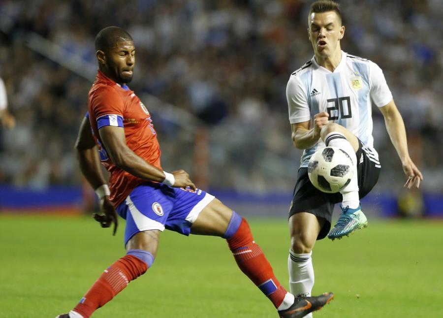 Mikael Cantave, în stânga, în duel cu argentinianul Giovani Lo Celso / Sursă foto: Guliver/Getty Images Haitian de națională, trecut prin România, ne explică secretele țării-fenomen de la Campionatul Mondial: „Sunt câteva lucruri care ne fac unici. Și nu avem slăbiciuni”