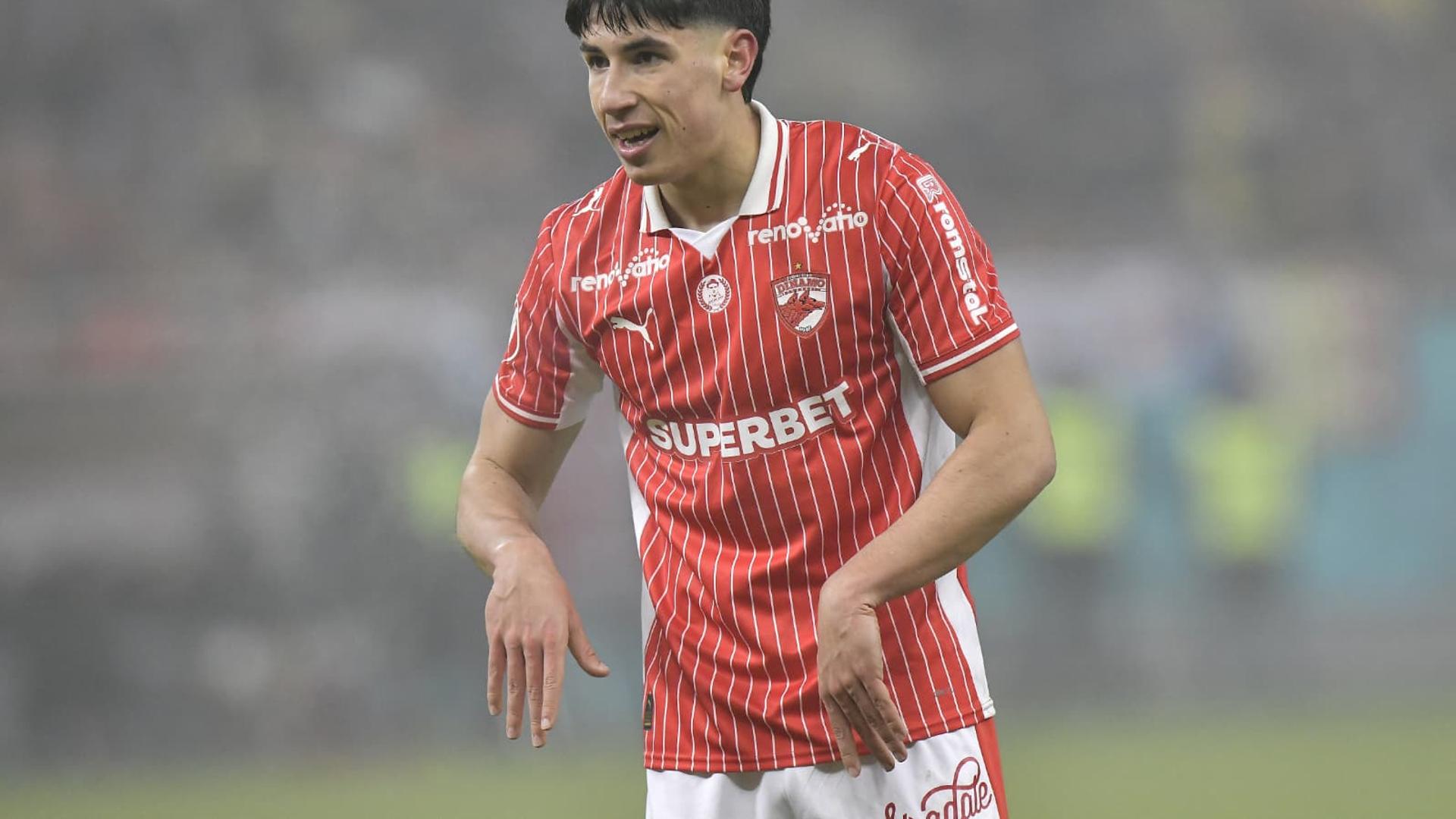 Ianis Tarbă în tricoul roșu al echipei Dinamo București, pregătindu-se pentru barajul Conference League cu FCSB pe terenul de fotbal. | sursa foto: Gazeta Sporturilor Ianis Tarbă în tricoul roșu al echipei Dinamo București, pregătindu-se pentru barajul Conference League cu FCSB pe terenul de fotbal. | sursa foto: Gazeta Sporturilor