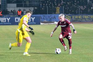 Unirea Slobozia - Rapid » Petrila are prima ocazie a partidei, Moruțan vede „galbenul”