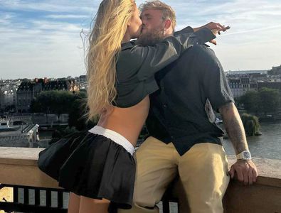 Costumul în care iubita lui Jake Paul a făcut senzație s-a vândut pentru o ...