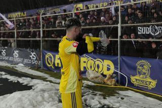 Imaginile serii » A marcat împotriva Rapidului, iar apoi a îmbrăcat tricoul adversarei și a scandat cu galeria: „M-am simțit ca pe un mic Giulești”