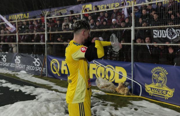 Imaginile serii » A marcat împotriva Rapidului, iar apoi a îmbrăcat tricoul adversarei și a scandat cu galeria: „M-am simțit ca pe un mic Giulești”
