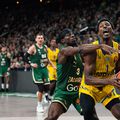 Jaylen Hoard, cu mingea în mână, apărat de Sylvain Francisco, colegul său din naționala Franței/Foto: euroleaguebasketball.net
