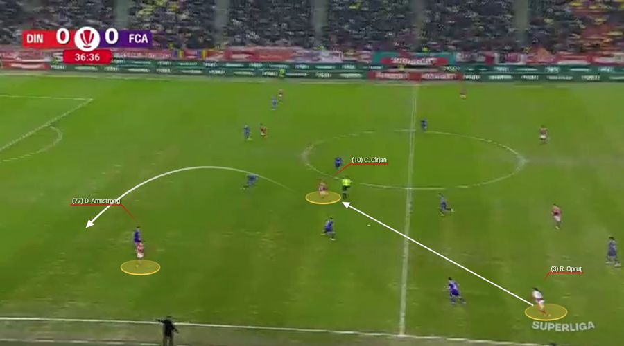 Încercare de atac a dinamoviștilor. Acțiunea lui Armstrong este dejucată de piteșteni. Fotografie generată în platforma Wyscout Cum a „adormit-o” FC Argeș pe Dinamo » 3 mari semne de întrebare pentru Kopic