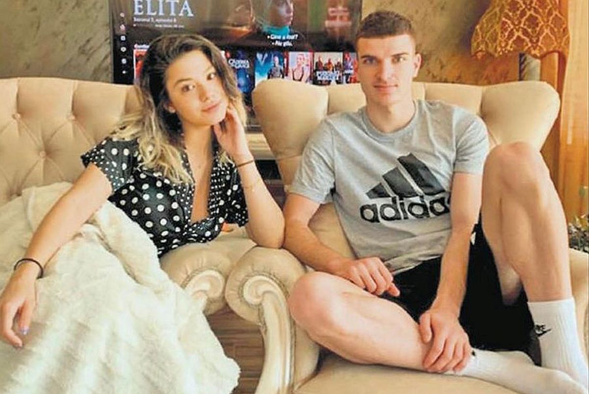 GALERIE FOTO Cum să te plictisești? Valentin Mihăilă, în izolare în casă cu superba lui iubită