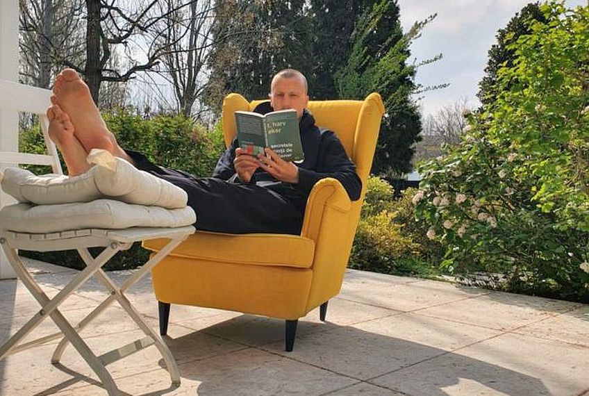Vlad Chiricheş se mai relaxează citind 