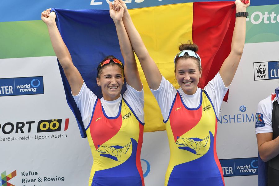 Ancuța Bodnar și Simona Radiș cu steagul României pe umeri FOTO Imago Images Ancuța Bodnar și Simona Radiș cu steagul României pe umeri FOTO Imago Images