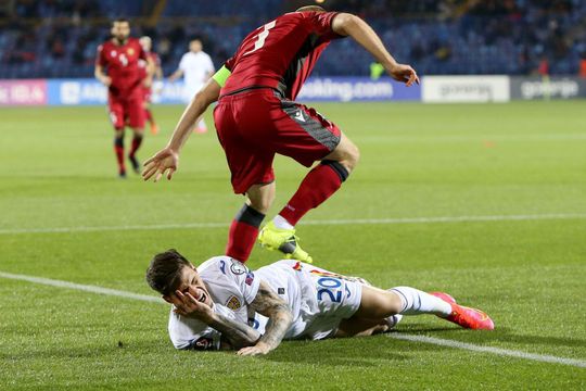 Dennis Man, doborât de un adversar în Armenia - România 3-2