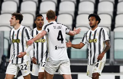 A încălcat toate regulile pandemiei » Festin ilegal, fără mască și cu fete, în casa unui jucător de la Juventus