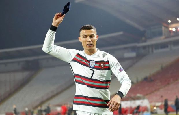 Câți bani s-au încasat pe banderola aruncată pe jos de Cristiano Ronaldo