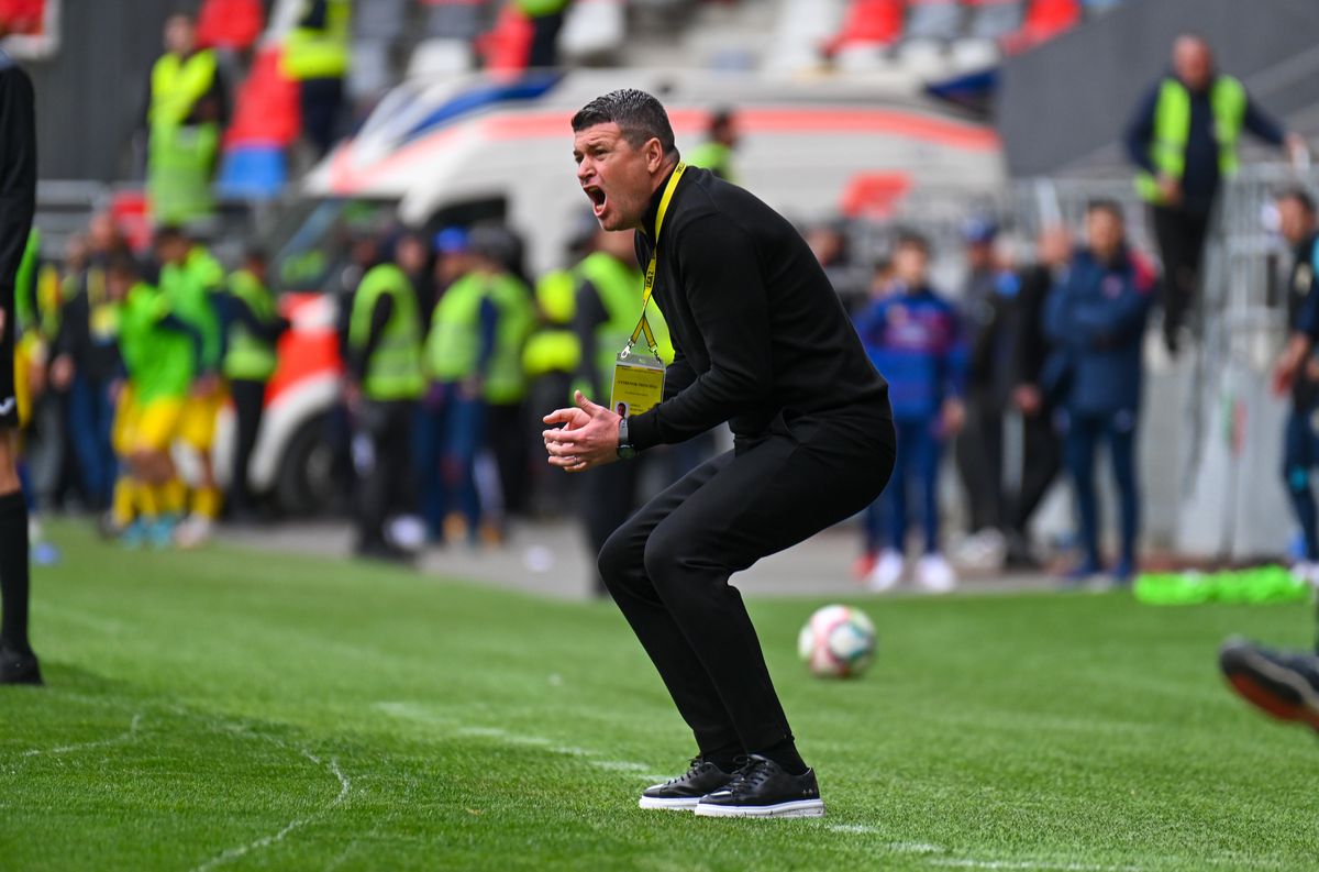 Continuă protestele! Ce nu s-a văzut la TV, în timpul derby-ului Steaua - Petrolul 2-1: „FRF aplică legea la nivel de cumetrii!”