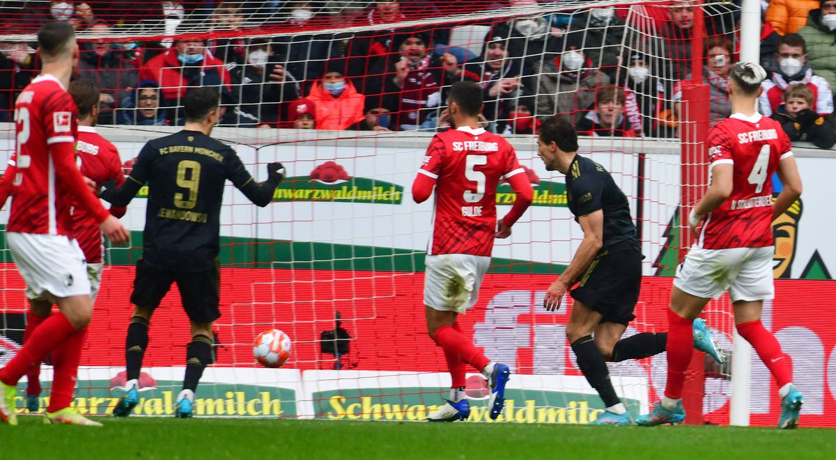 Situație neverosimilă în meciul lui Bayern » Echipa lui Lewandowski a jucat cu 12 oameni pe teren! Ce au făcut arbitrii