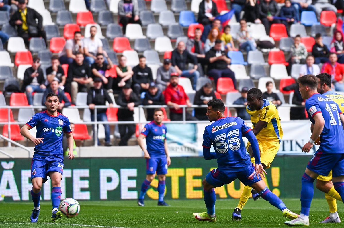 Continuă protestele! Ce nu s-a văzut la TV, în timpul derby-ului Steaua - Petrolul 2-1: „FRF aplică legea la nivel de cumetrii!”