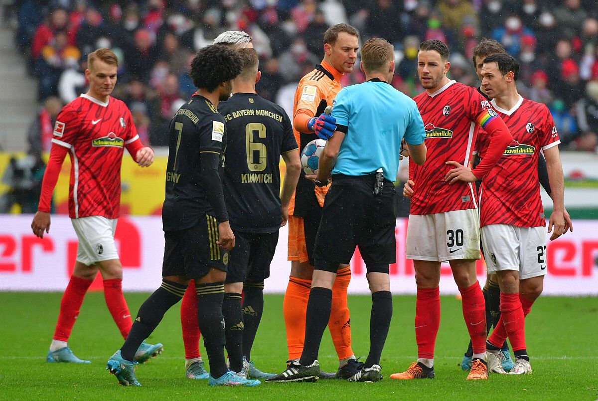 Situație neverosimilă în meciul lui Bayern » Echipa lui Lewandowski a jucat cu 12 oameni pe teren! Ce au făcut arbitrii