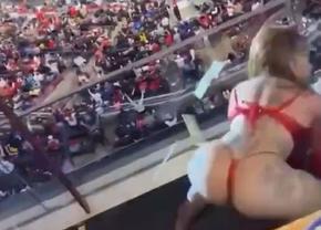 A adus stripteuza în tribune la meciul favoriților » Imagini incredibile cu dansul lasciv și cu „ploaia de bani”