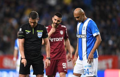 CFR Cluj a cerut două penalty-uri în primul sfert de oră al derby-ului cu CSU Craiova! Kovacs, impasibil