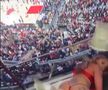 Stripteuza în tribune la Bulls - Lakers