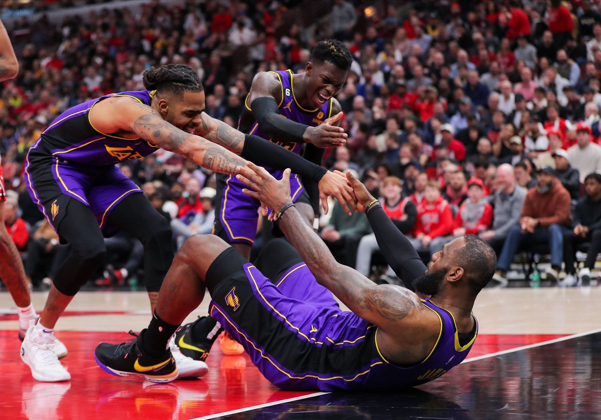 Stripteuza în tribune la Bulls - Lakers