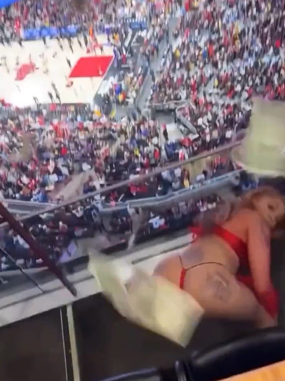 Stripteuza în tribune la Bulls - Lakers