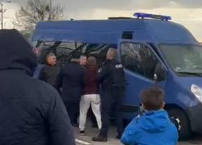 Ultrașii clubului din Liga 1, băgați în duba Jandarmeriei după meci »  Au așteptat jucătorii la ieșirea din stadion + conflict între colegi