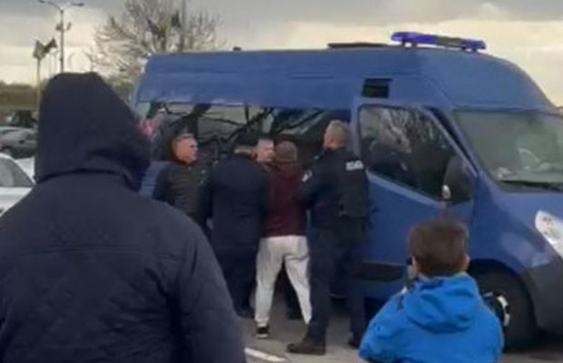 Ultrașii clubului din Liga 1, băgați în duba Jandarmeriei după meci »  Au așteptat jucătorii la ieșirea din stadion + Conflict între colegi