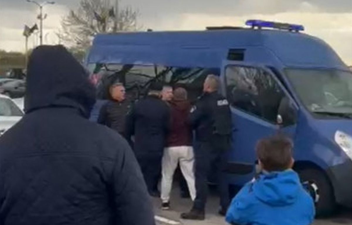 Ultrașii clubului din Liga 1, băgați în duba Jandarmeriei după meci »  Au așteptat jucătorii la ieșirea din stadion + Conflict între colegi